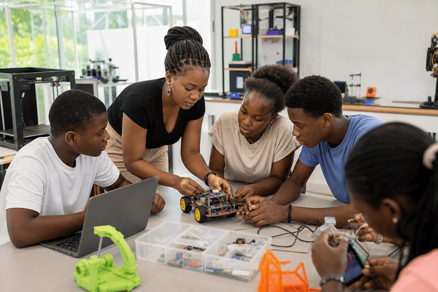 Atelier de fabrication numérique réunissant de jeunes apprenants gabonais.